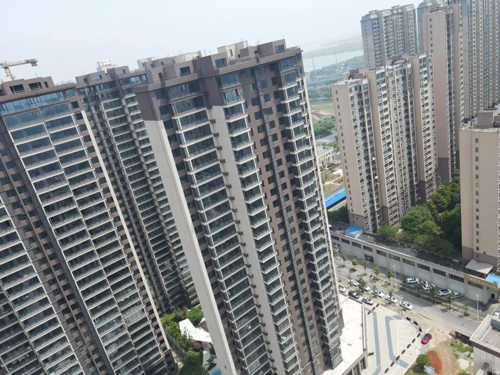 常德邦泰誉府项目进展顺利，1#、2#楼施工进入尾声，窗框安装中。4#、6#楼已交付，7#楼多项工程完工，8#、9#楼施工有序进行。2 期景观土建、绿化苗木、景观安装等工作同步推进。