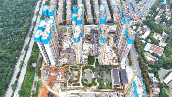 在如今风云变幻的房地产市场，鑫汇正和圆宛如一颗璀璨的明星，闪耀着令人瞩目的光芒。谁能想到，仅仅 13 个月的时间，它就实现了从一片泥泞到一期9 栋楼全线封顶的华丽蜕变，以高标准、高质量、