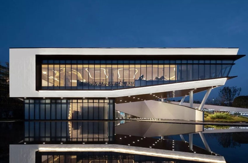 美的白鹭湾项目位于珠晖区东三环高铁学院斜对面(直线距离约500米)