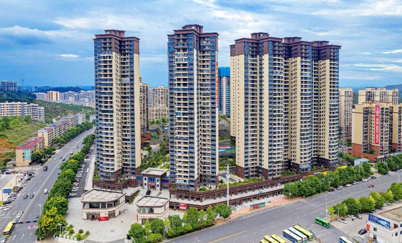 君悦龙山项目位于永兴县永兴大道与橙乡路交汇处(金都车站对面)