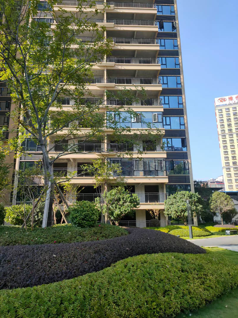 九三华樾项目位于耒阳市神龙中路康鸿花园对面（原九三车队场址）