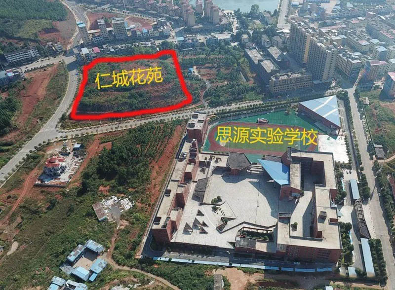 仁城华府项目位于安仁县日光路与泉塘路交汇处（思源实验学校东门）对面