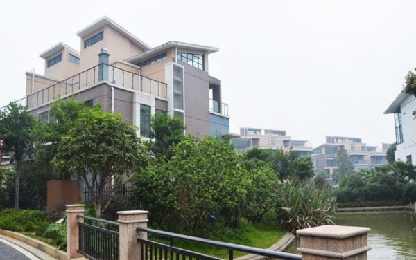 东田金湾项目位于郴州市王仙岭郴县路（湘南中学旁）