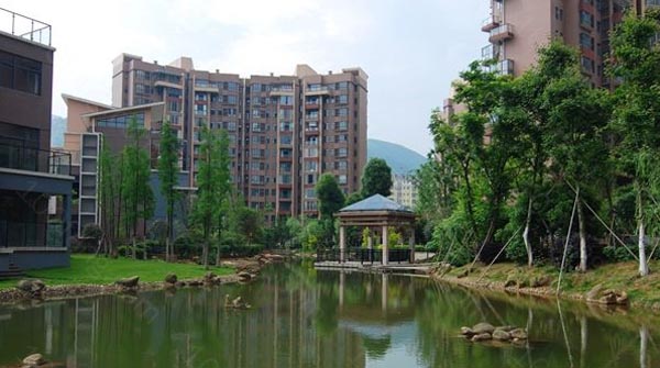 东田金湾项目位于郴州市王仙岭郴县路（湘南中学旁）