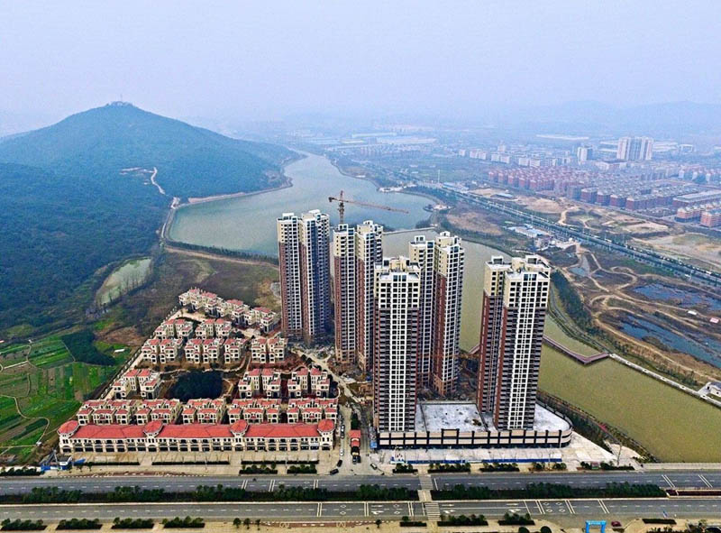 华一千里湖山项目位于郴州市青年大道与凤凰路交汇处（凤凰桥旁）