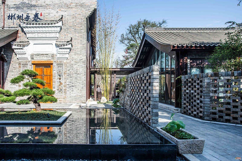 长卷二期项目位于湖南省郴州市王仙岭国际度假区东大门（东湖公园旁）