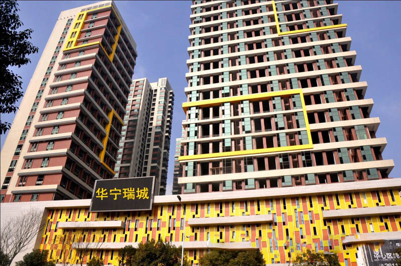 华宁公寓项目位于郴州市青年大道华宁春城中央广场旁边