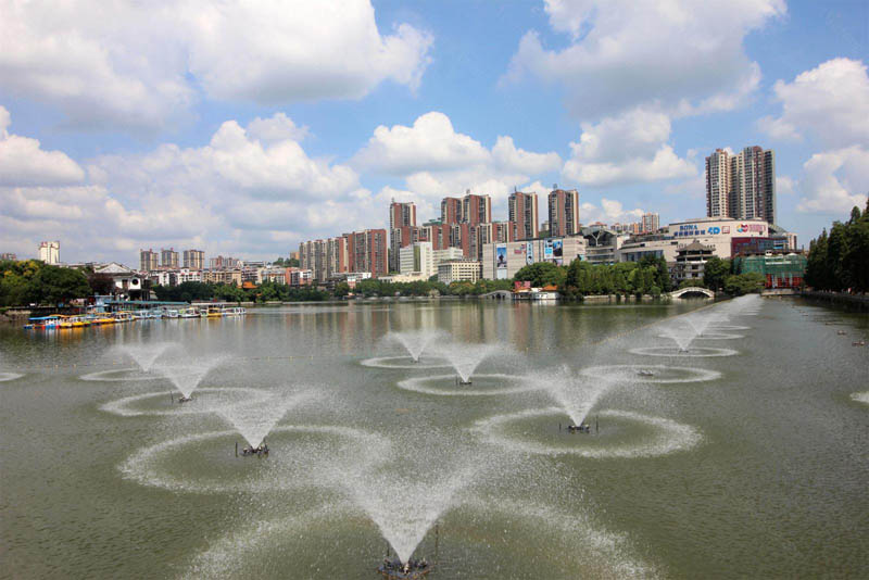 北湖中央公园项目位于郴州市人民西路8号，北湖公园南门左侧