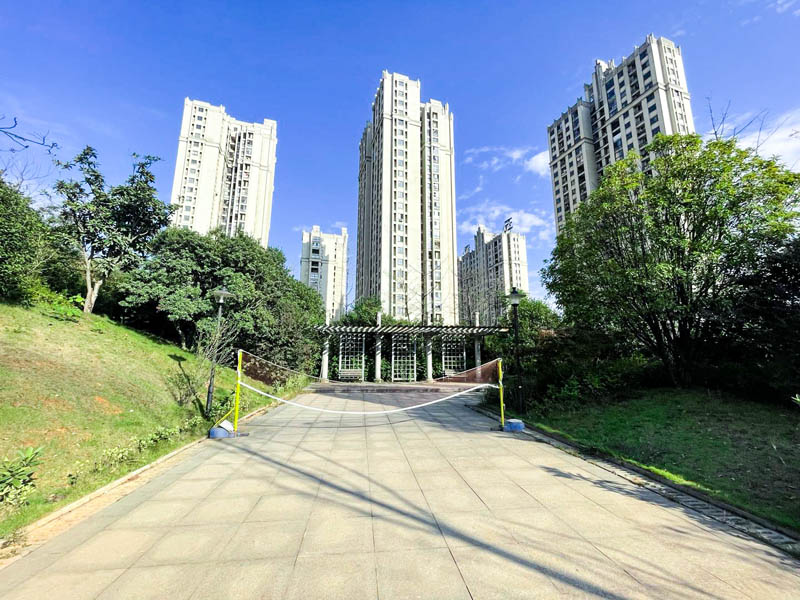 畔山花园项目位于郴州市南岭大道1090号（天龙汽车站旁）