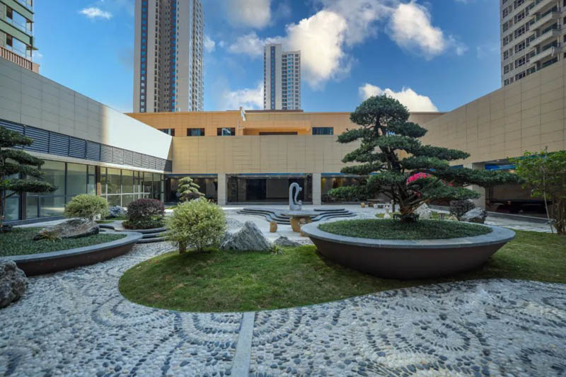 五岭央著项目位于郴州市民权路五岭阁公园旁